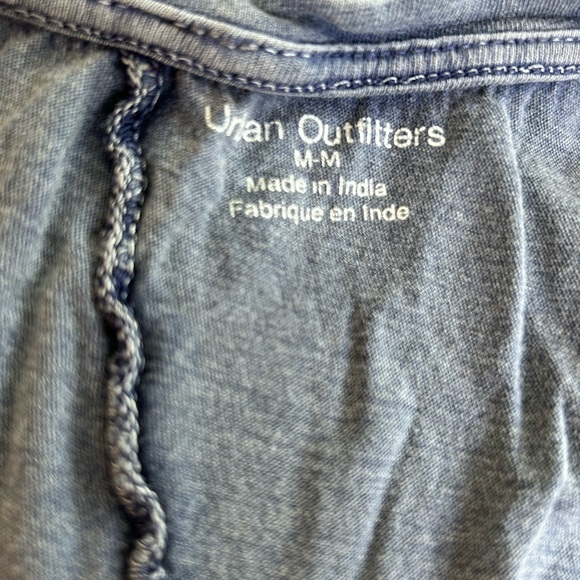 Urban Outfitters Vintage Wash V-Neck Short Sleeve Tee in Blue. Women’s Medium - Picture 3 of 4